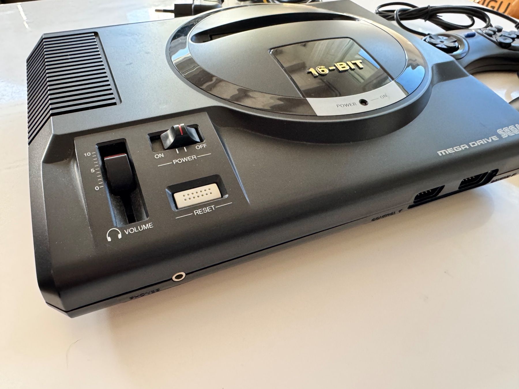 Sega Console: Console Sega Mega Drive 16-Bit avec 2 manettes et cables.... – Usato da Leytron venduto da SuPer_BoCk 1