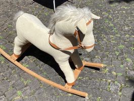 Cheval à bascule en peluche