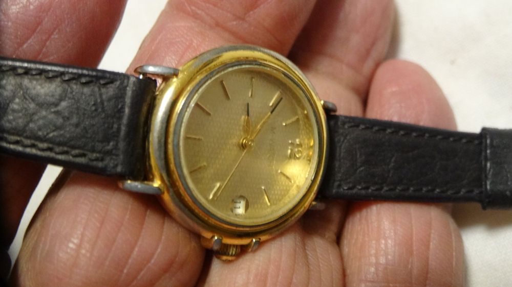 M-Watch Montres: M.WATCH DAMEN  SEHR KLEINE UHR.QURTZ UHR.DATE.SCHÖN LÄÜFT – D'occasion à zürich par ahmad01 7