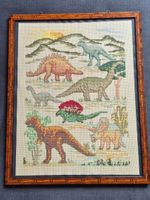 Stickbild Dinosaurier mit Holzrahmen handgearbeitet