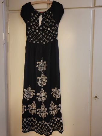Maxikleid Grösse 36/38 100% Viskose. Neu. Sehr schön.