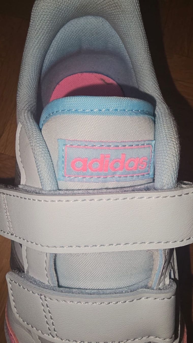 Adidas Schuhe für Mädchen: neue Adidas Hallenturnschuhe Gr 35 – Neu (gemäss Beschreibung) aus Emmen von whytekc 1