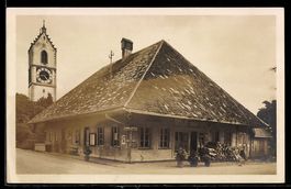 AK Sumiswald, Ortspartie mit Geschäftshaus und Kirchturm