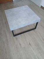 table basse aspect béton