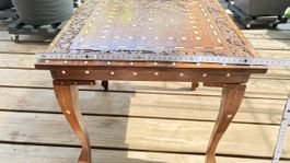 Holztisch mit Einlegearbeit und Schnitzereien H45cm L45cm B4