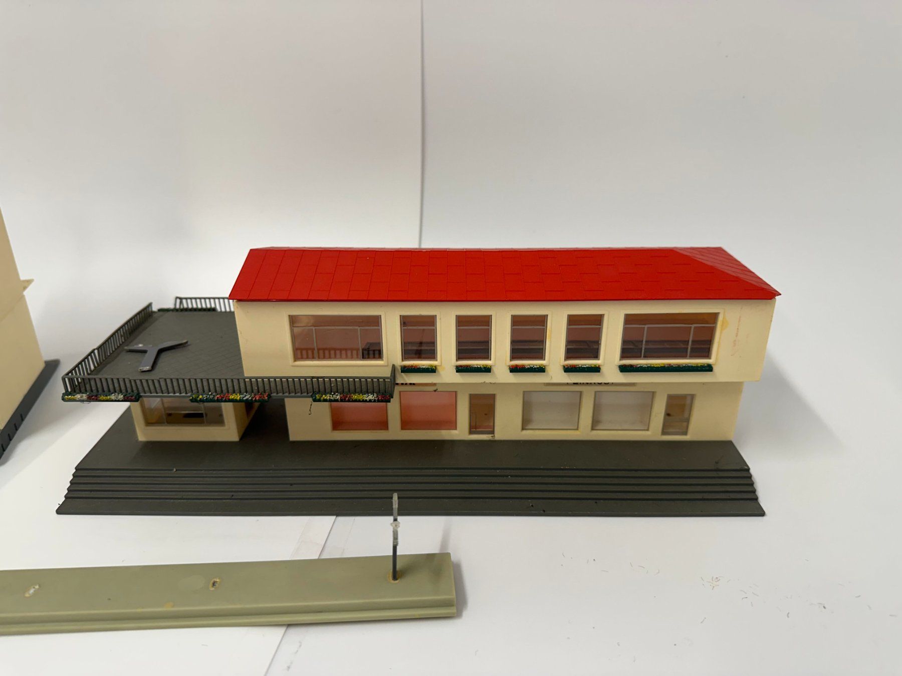 Modellini di ferrovie: H0 Bahnhof mit Restaurant & Uhrturm – Usato da Dübendorf venduto da TrimTrend 5