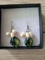 Elegante Ohrringe mit weissen Perlen und grünem Perlmutt