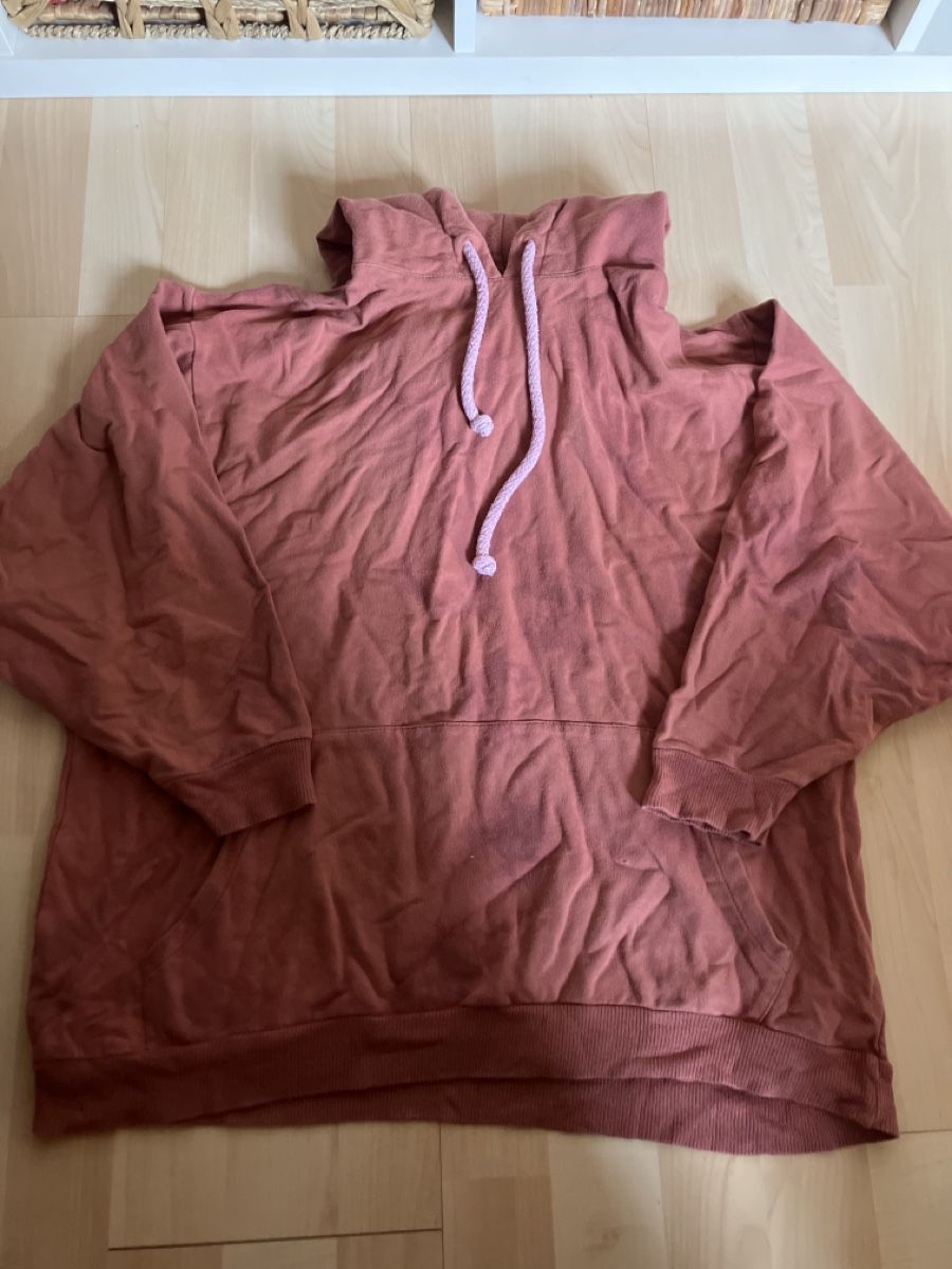Pullover & Sweatshirts: Batik Hoodie Rot – Neu (gemäss Beschreibung) aus St. Gallen von hnnh.koch