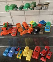 31 Kleine verschiedene Spielzeugautos aus Kunststoff 