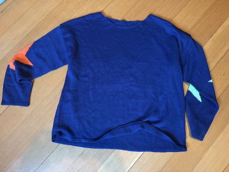 Weiter Pullover mit Sternen - neu