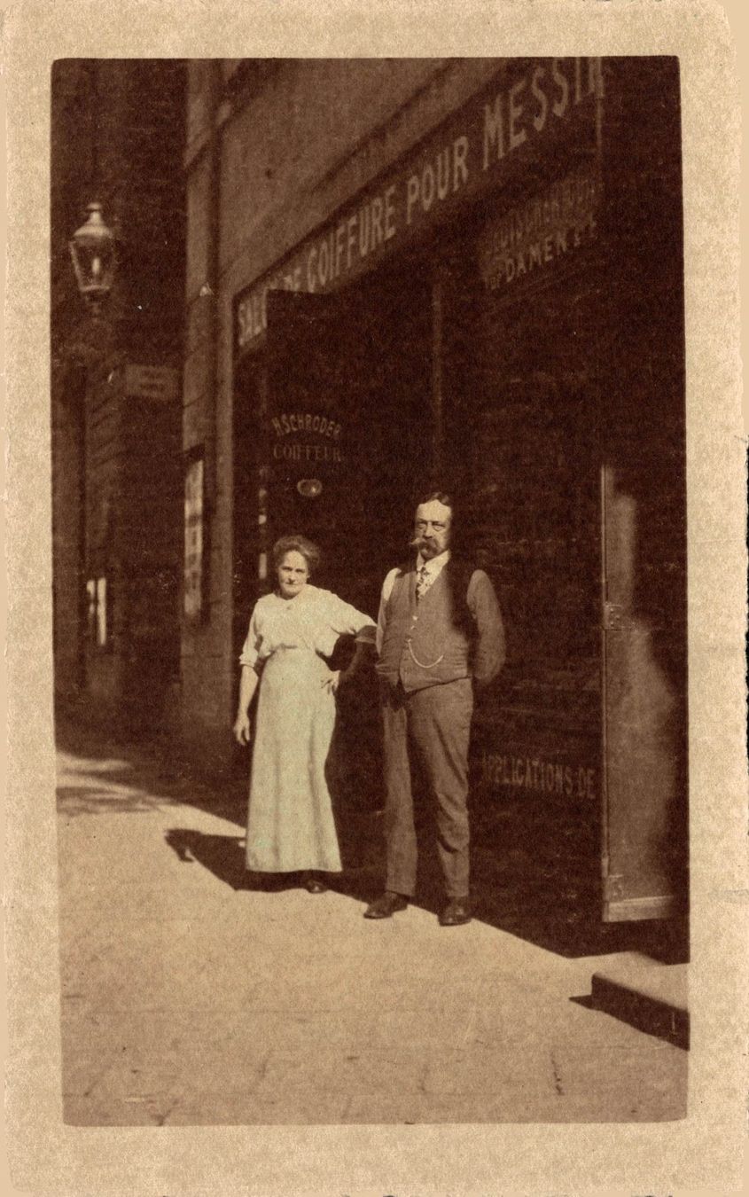 Cartoline postali: Ehepaar vor Coiffeursalon "H. Schroder" – Usato da Bronschhofen venduto da Astore