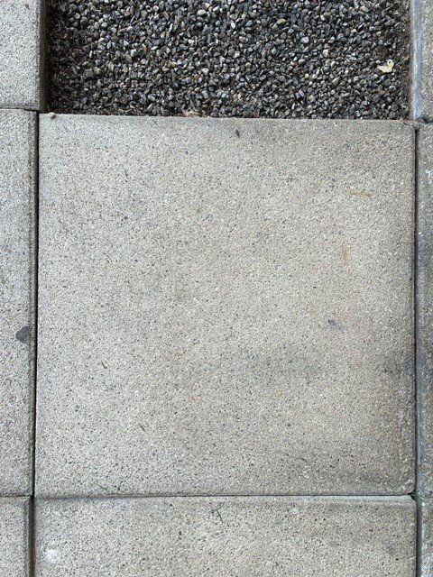 Rivestimenti per pavimenti: Gartenplatten Beton grau 50x50cm – Usato da Siebnen venduto da Kochfamilie 6
