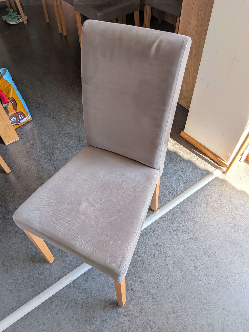Sedie: 8 Esszimmerstühle mit Stoffbezug Grau – Usato da Luterbach venduto da Patrick1975 1