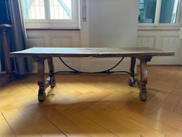 Table espagnole ancienne à pieds lyre, plateau monoxyle
