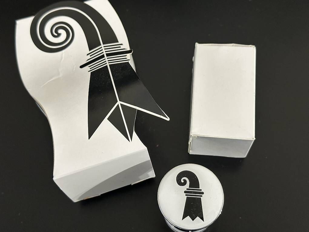 Tutte le decorazioni: Lavabo Stöpsel mit Baslerstab OVP – Nuovo e nell'imballaggio originale da Basel venduto da fasnachtsoutlet1965