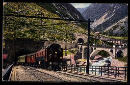 Elektrischer Zug der Gotthardbahn am Tun