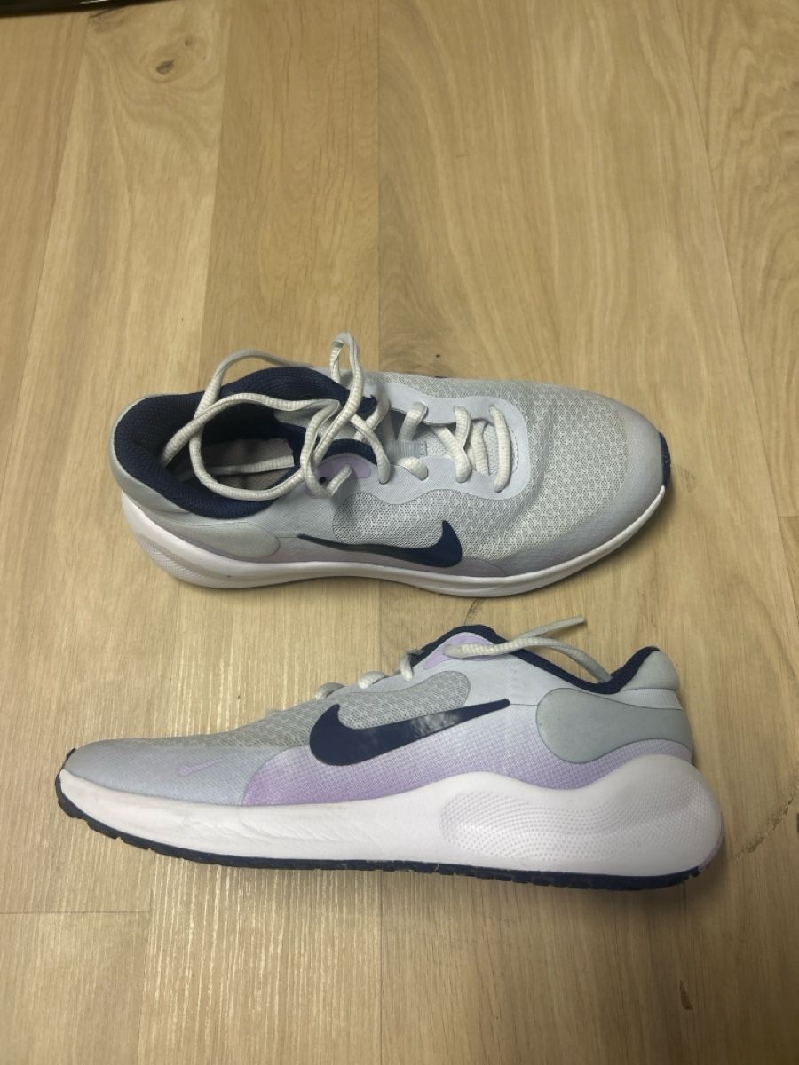 Nike Scarpe per ragazze: Hallenschuhe Nike Grösse 35.5 – Usato da Fischbach- Göslikon venduto da Rommel