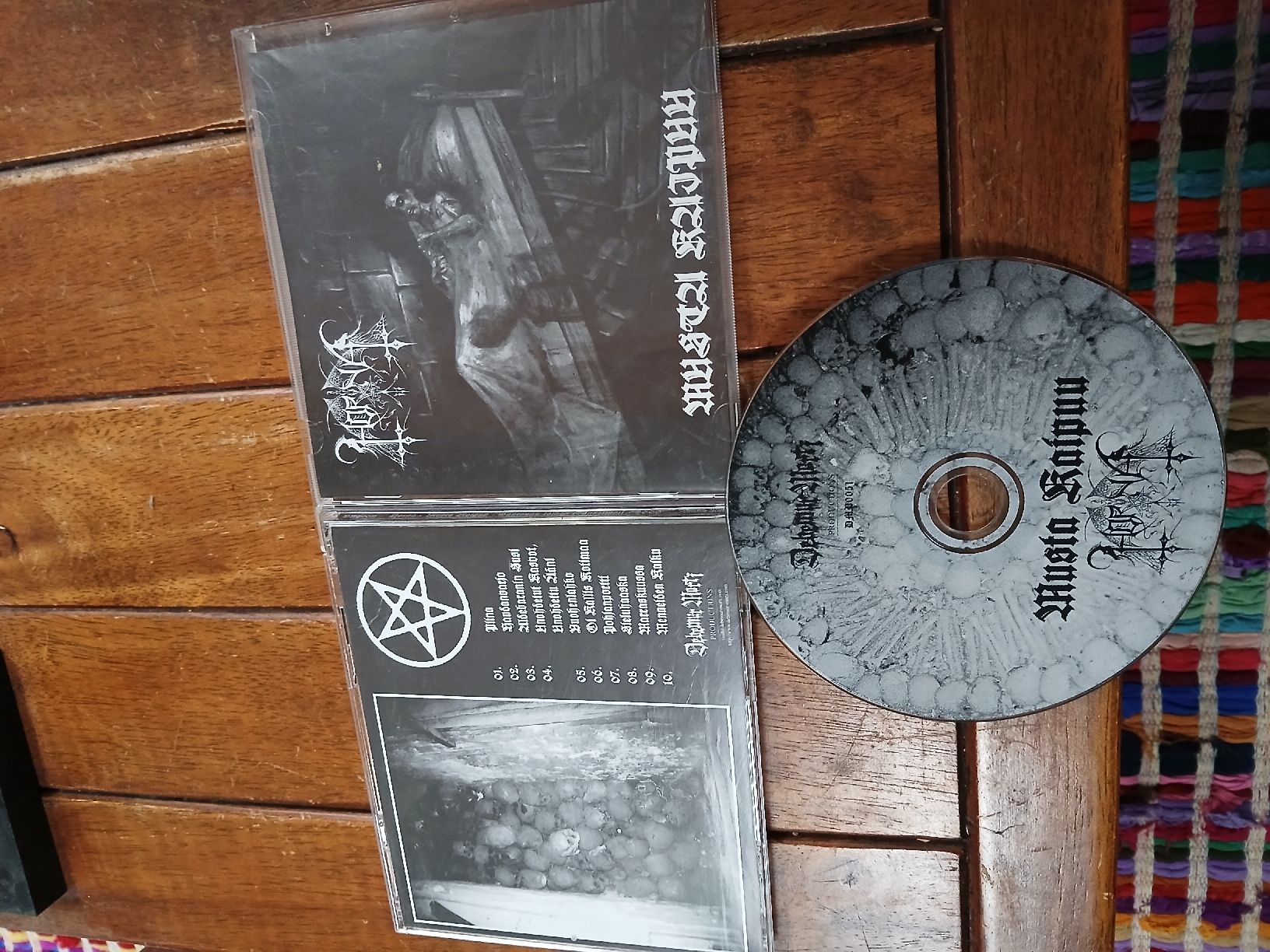 CD: horna- musta..  – Usato da St-Cergue venduto da VeganWarrior