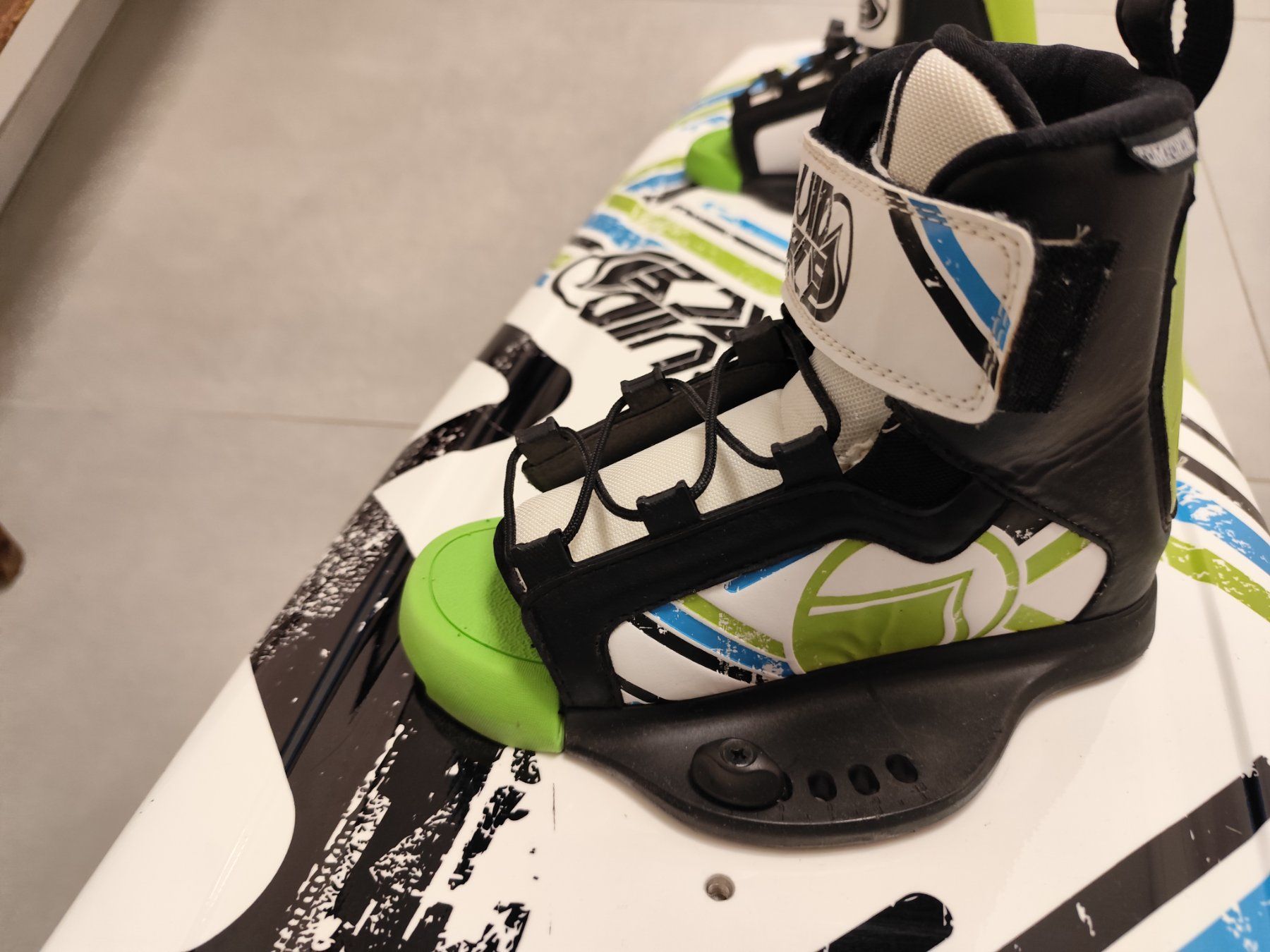 Tavole da surf e di nuoto: Liquid Force Nemesis 124 Wakeboard mit Bindung - fast neu! – Usato da Dürrenäsch venduto da jarele 2