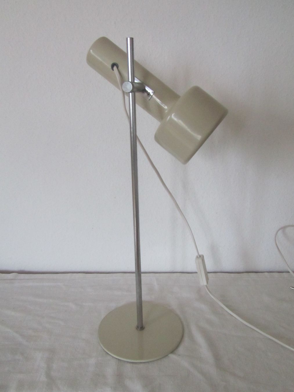 Lampen: Tischlampe Metall beige verstellbar – Gebraucht aus Seengen von mikelele 1