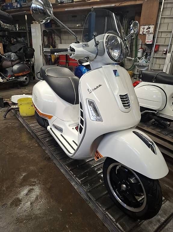 Vespa Scooter: Piaggio VespaGTS Super300 – Difettoso da Hefenhofen venduto da Garage_Barone 2
