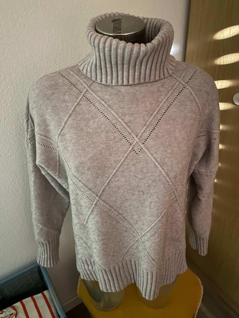 Pullover & Sweatshirts: Rollkragen-Pullover beige Grösse M – Gebraucht aus Allenwinden von Obalu