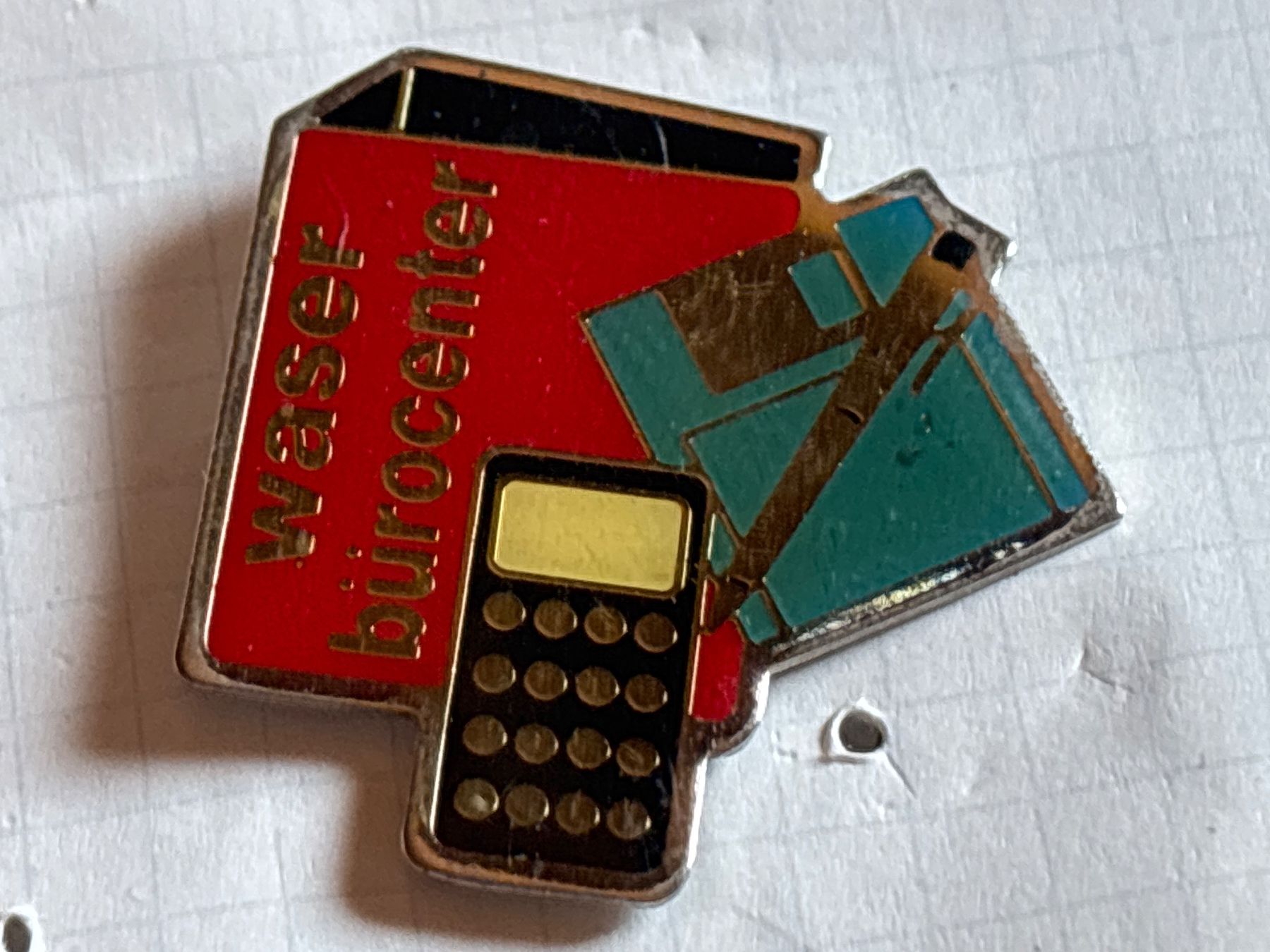 Placchette & Badge: Pin Waser Bürocenter – Usato da Lützelflüh-Goldbach venduto da NicoleL.