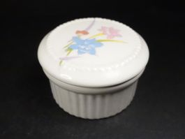 Dose aus Porzellan mit Lilien