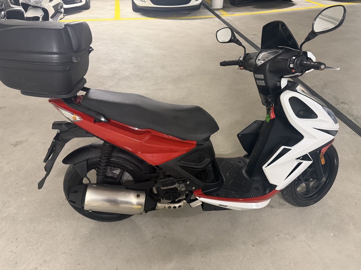 Kymco Scooters: Roller Kymco Super 8 125 weiss-rot 2011 – Gebraucht aus Wetzikon ZH von KIEE 1