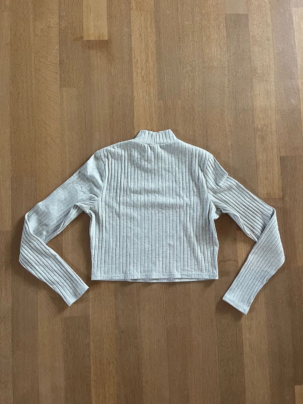 H&M Maglioni & Felpe: Pullover H&M Rippen Stehkragen Grau – Usato da Laupen BE venduto da lee_ym6v 1