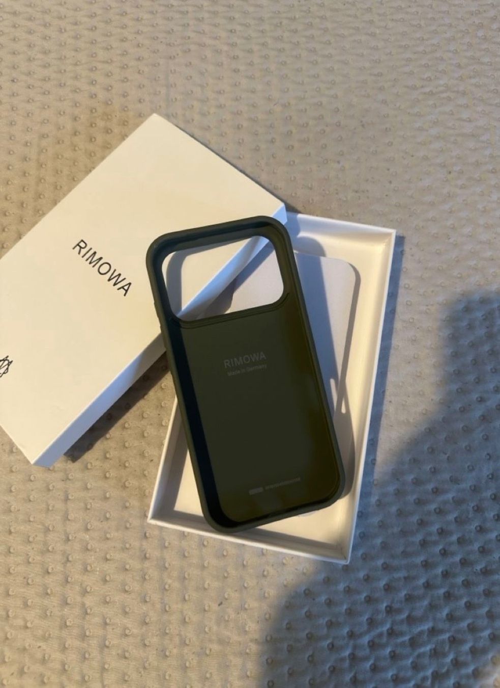 Apple Cover & Protezioni schermo: Case iPhone 17 Pro RIMOWA – Nuovo (secondo la descrizione) da Schötz venduto da sar_8xg7 2