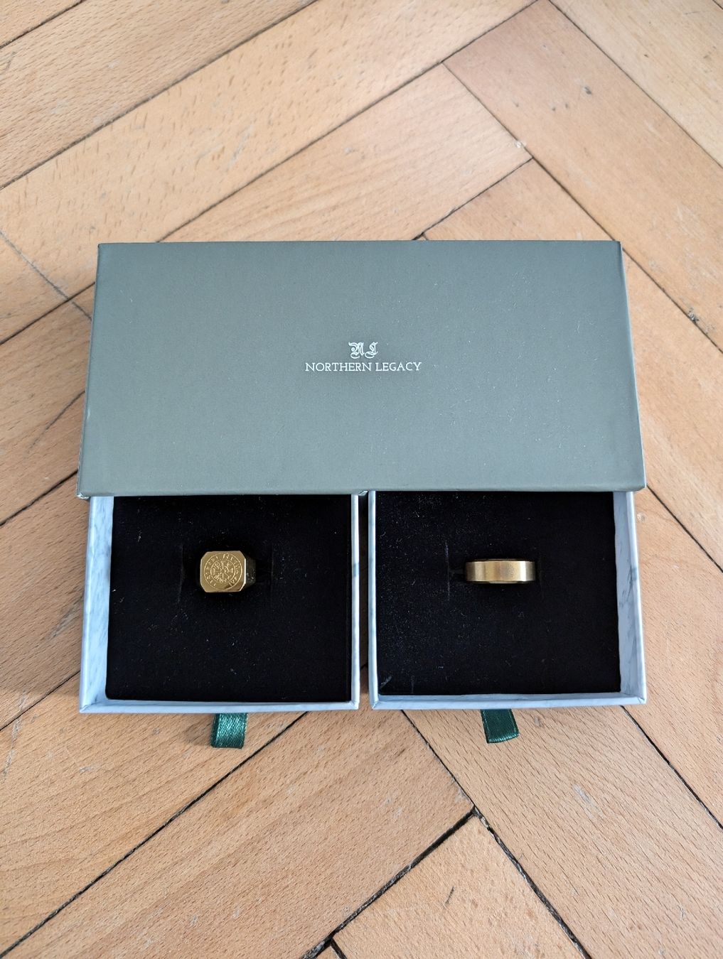 Anelli: 2x stylische Ringe in Goldfarbe – Nuovo (secondo la descrizione) da Luzern venduto da Tdawg54