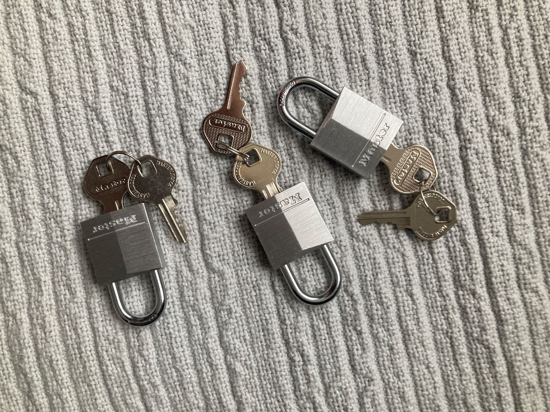 Lucchetti: 3 x NEU MASTER LOCK Vorhängeschloss Messing 40 mm – Usato da Buelach venduto da msi_wwr7