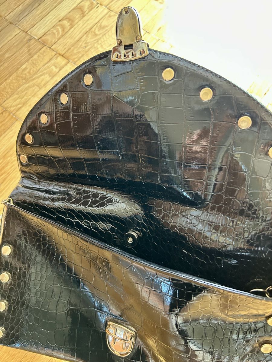 Borse da donna: Coole schwarze Umhängetasche mit Nieten – Usato da Stäfa venduto da yumai1 4