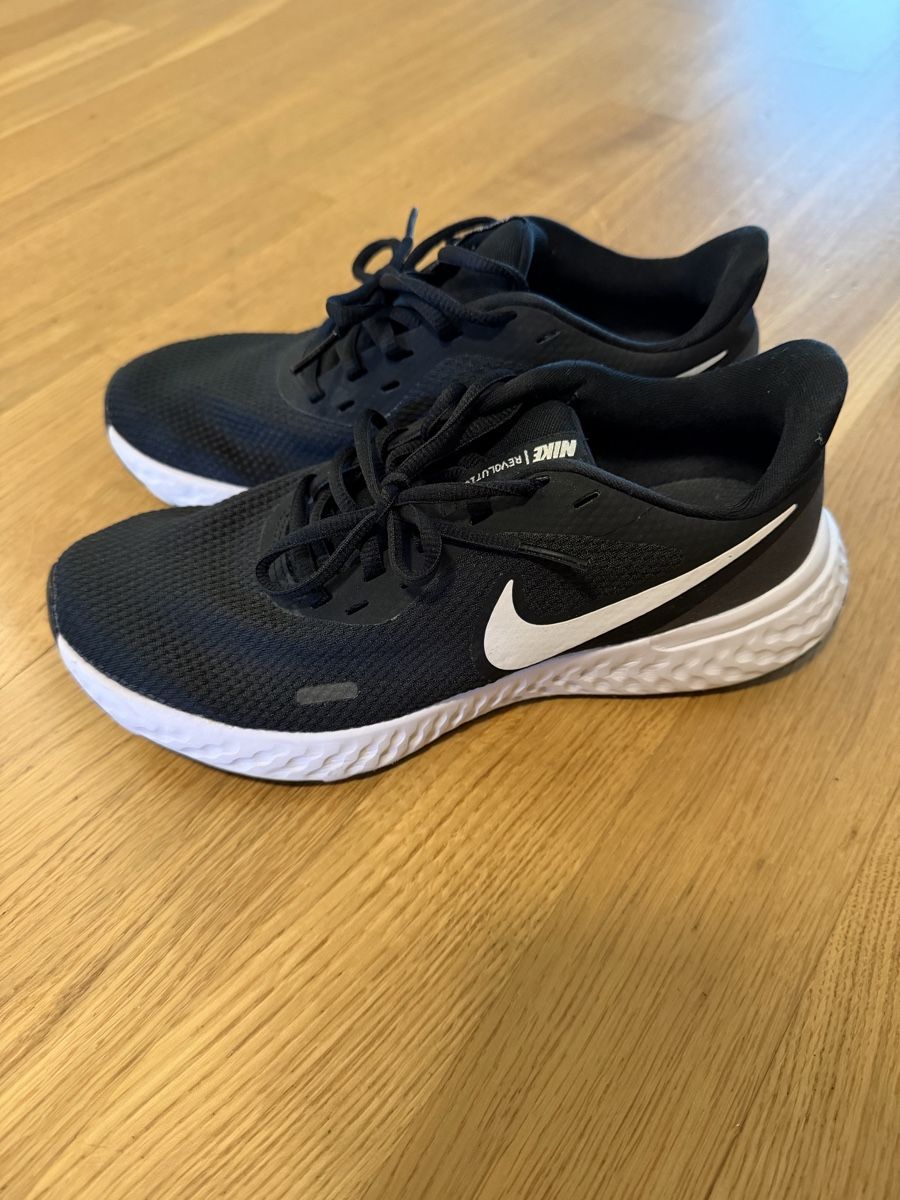 Nike Scarpe da donna: Nike Training Schuhe schwarz – Usato da Nänikon venduto da MaJa_123