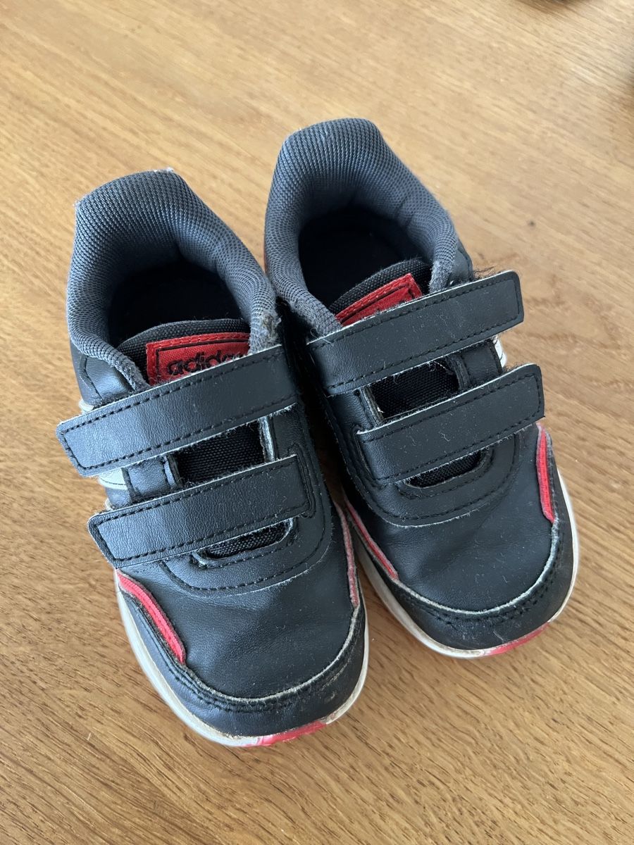 Schuhe für Jungen: Addidas Schuhe Grösse 24 – Gebraucht aus Toffen von Vanessa_Germann