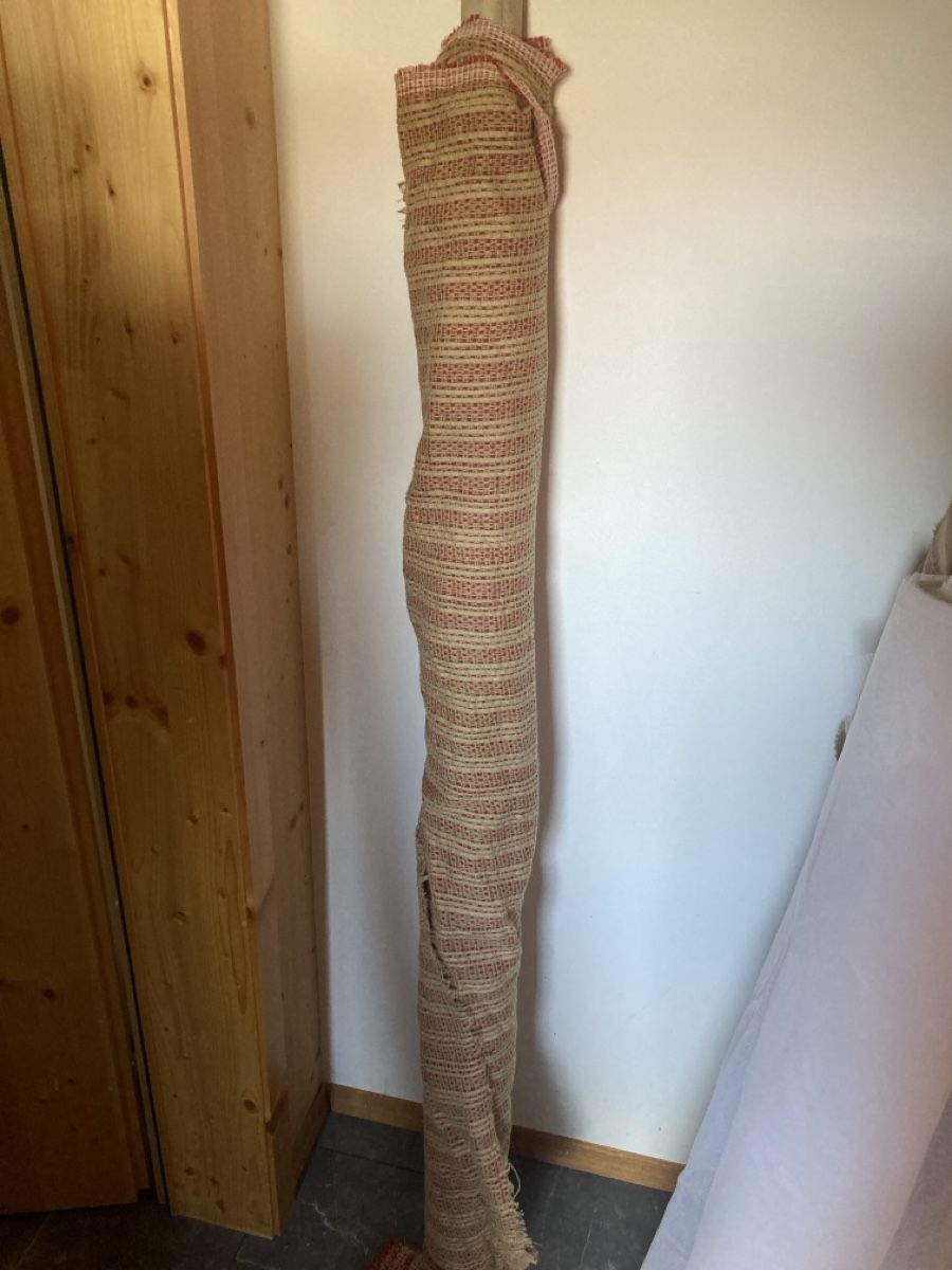 Tessuti: Stoffrolle mit Beige/Rotem Stoff – Usato da Herisau venduto da Sifgana