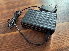 Gigabit Netzwerk / Ethernet Switch mit 5 Ports und Netzteil