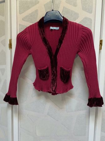 Joli gilet rouge foncé. 3-4ans