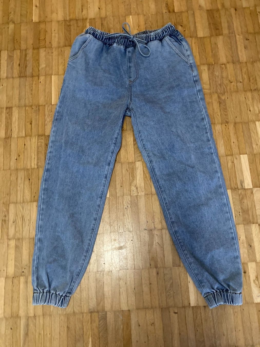Jeans: Lockersitzende Jeans Gr. M – Usato da Thun venduto da Vans_98