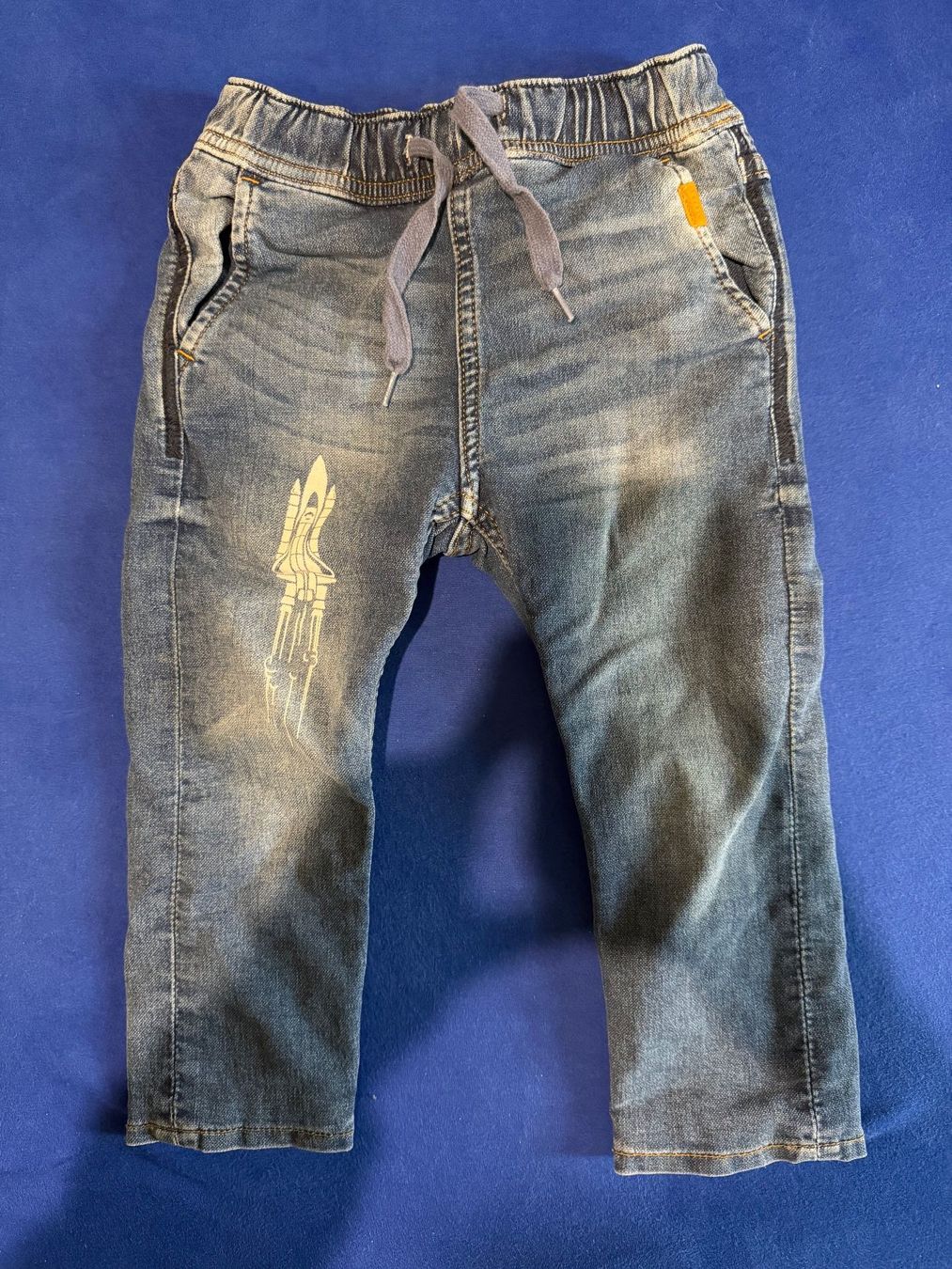 Pantaloni: Pantalon doublé, motif espace taille 98 – Usato da Genève venduto da Mag84