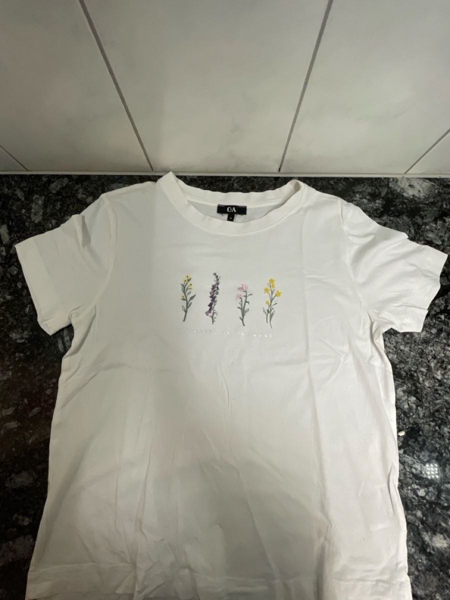 C&A T-shirt: weisses T-Shirt mit Blumendetails – Nuovo (secondo la descrizione) da Huttwil venduto da mir_ghn5
