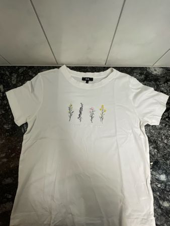 weisses T-Shirt mit Blumendetails