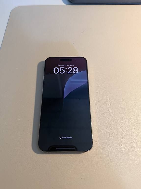 Cover & Protezioni schermo: iPhone 15 Pro Max mit 5 Handyhüllen – Usato da Niederuzwil venduto da Lisascloset 1