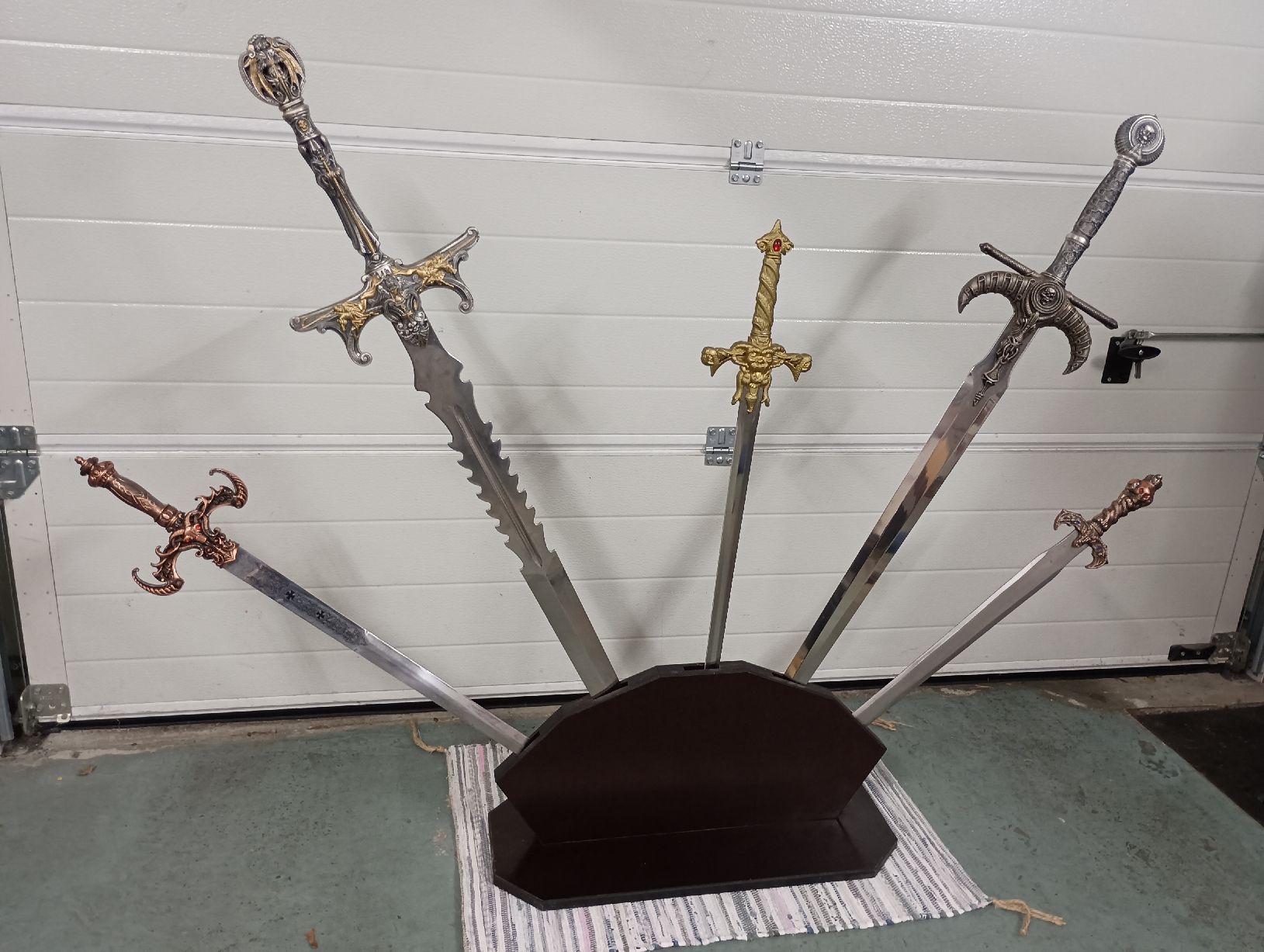 Sonstiges zum Sammeln & Seltenes: Fantasy Schwert Sammlung Mittelalter Cosplay mit Ständer – Gebraucht aus Brislach von Falke666 1