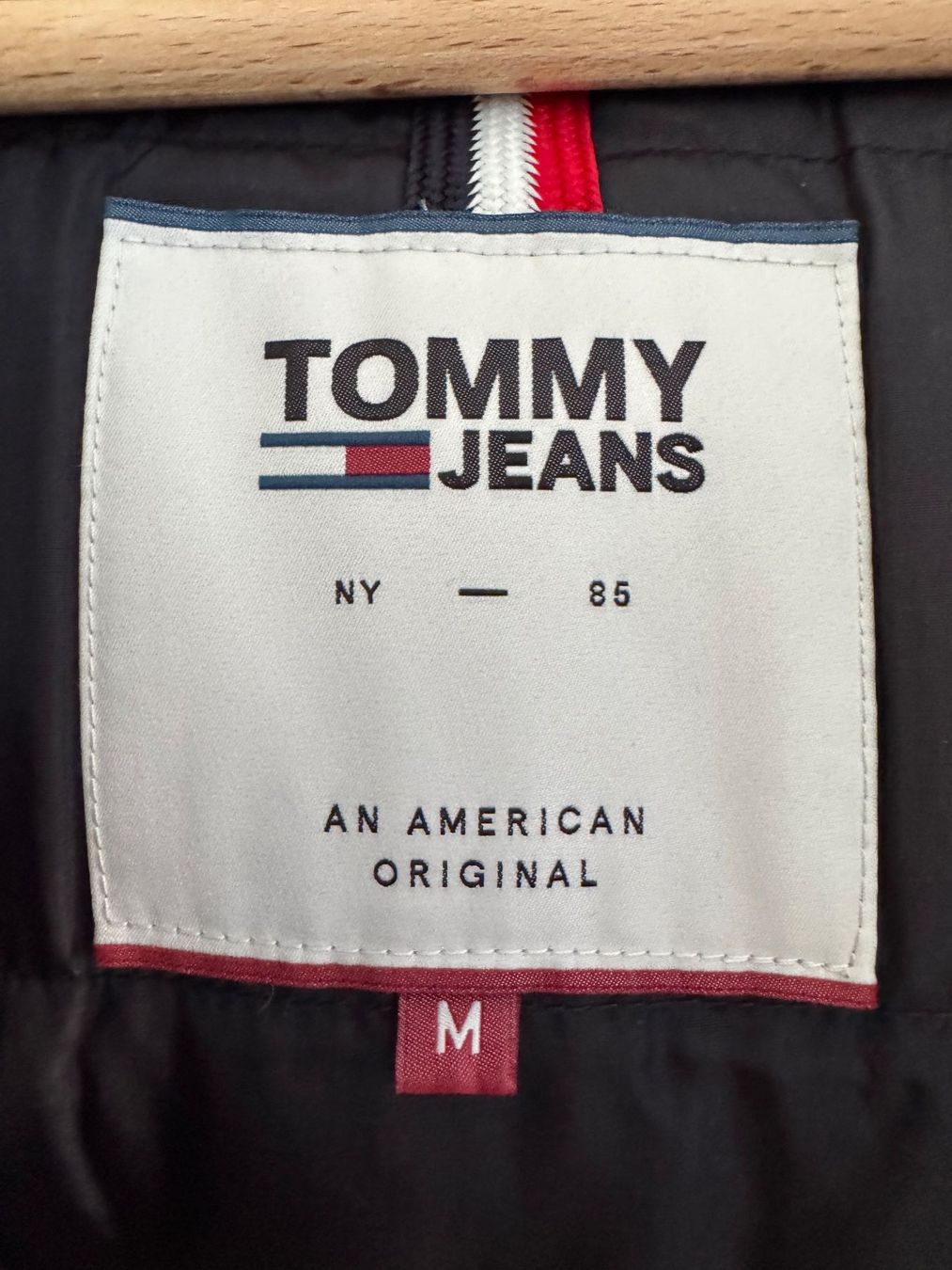 Tommy Hilfiger Giacche: Winterjacke Tommy Jeans Gr. M schwarz – Usato da St. Gallen venduto da nikolasbong 3