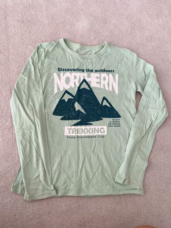  Junge Langarmshirt H&M grün (Grösse 134/140)