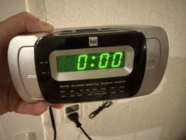 Radiowecker Dual CR05 silber mit Digitalanzeige gebraucht
