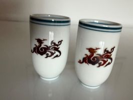 2 Sake Becher, innen Fisch, gemarkt unten, Drache verfärbt