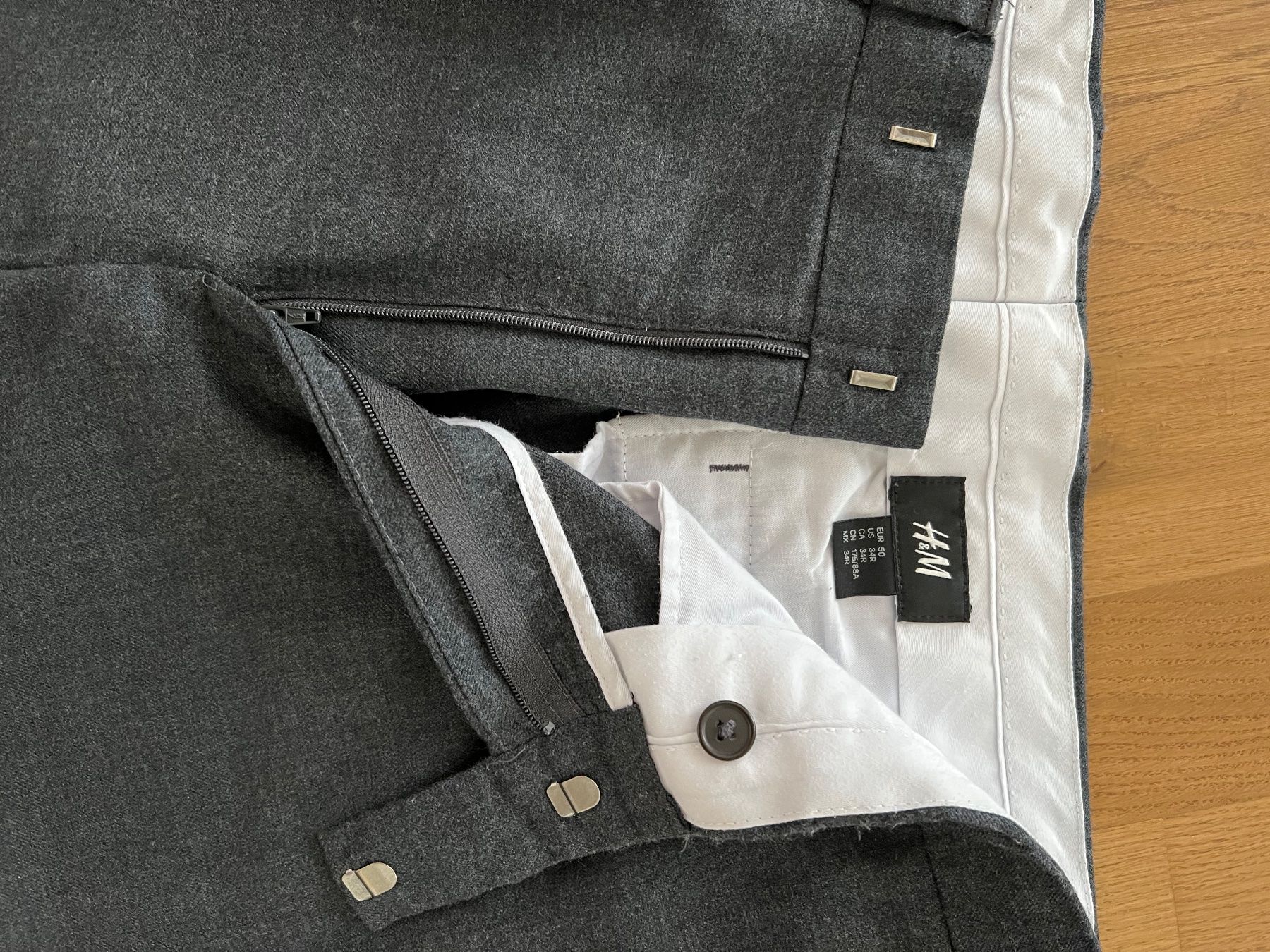 H&M Pantaloni: Dunkelgraue Hose H&M – Usato da Altendorf venduto da wqv_97 1